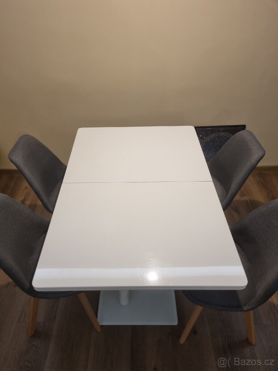 Bílý jídelní stůl - 18