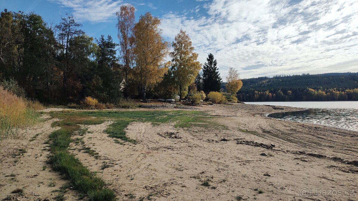 Prodej stavebního pozemku 900 m² s výhledem na jezero - 18
