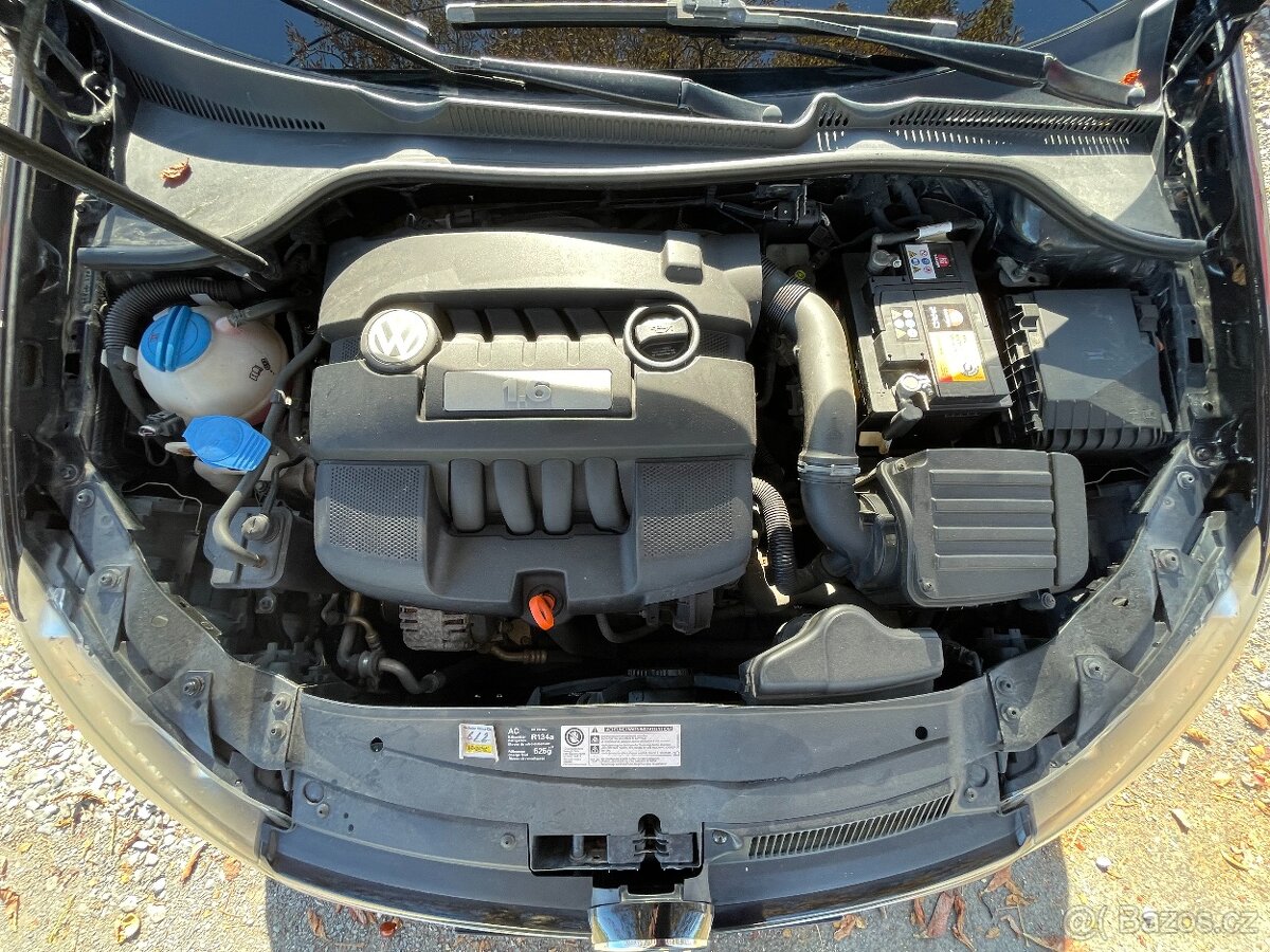 VW Golf 1.6 MPi Senzory, ALU, Výhřev Sedadel - 18