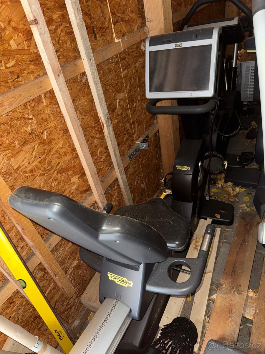 Fitness stroje - zařízení z fitness centra - 18