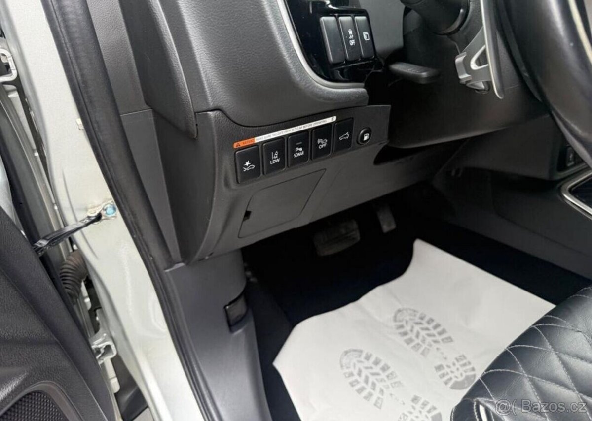 Mitsubishi Outlander 2,4 PHEV Top 4WD odpočet DPH hybridní - 18