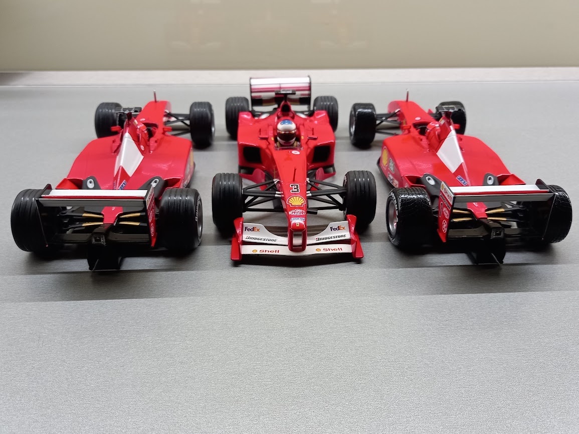 3x F1 FERRARI F2001 a F2000 SCHUMACHER HOTWHEELS 1:18 - 18
