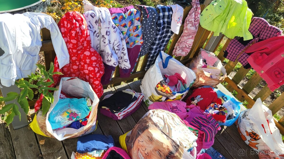 Oblečení po dětech, plyšáci, stan, a spousta dalšího - 18