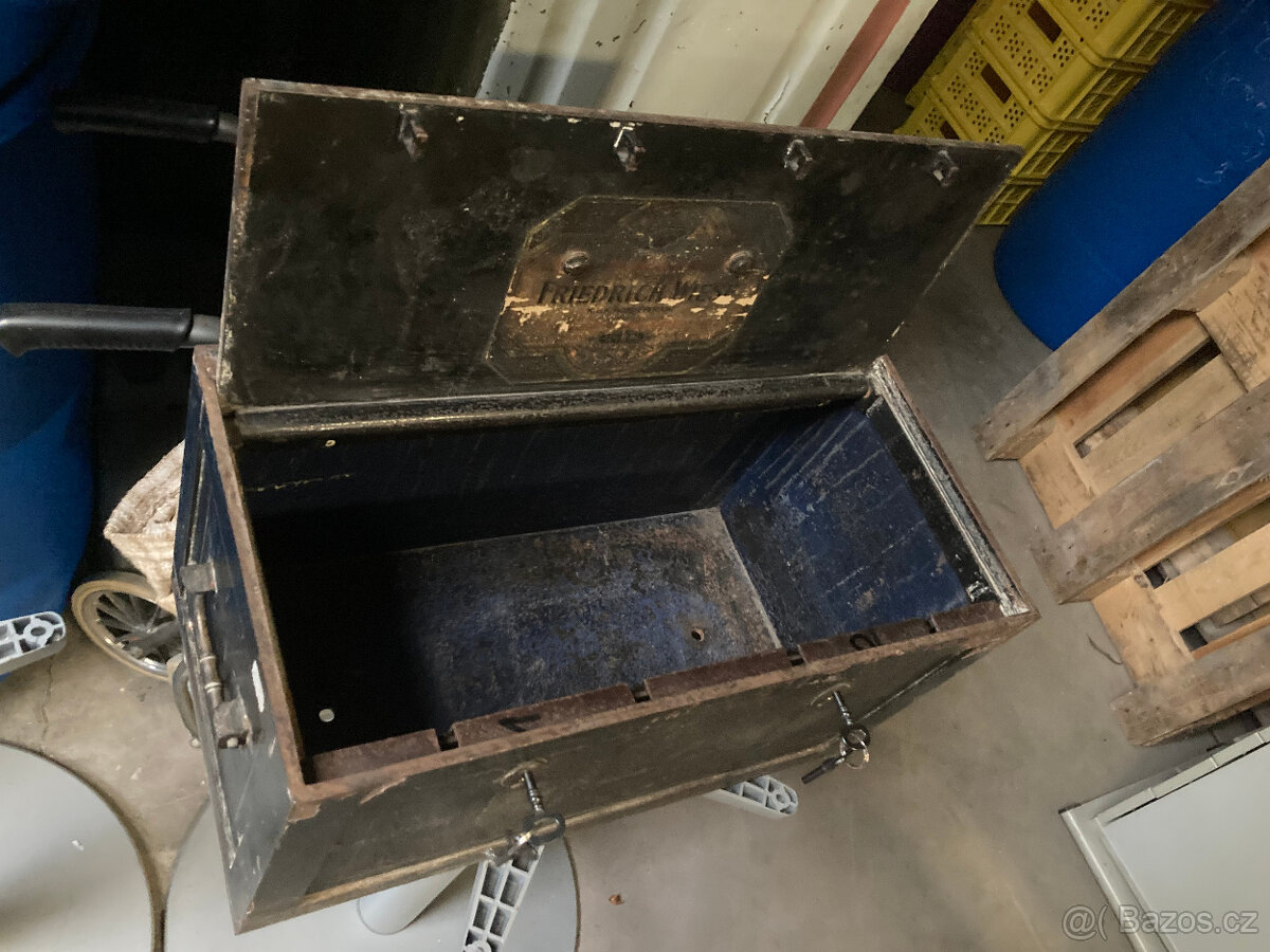 Truhla kovová starožitná, trezor, pokladna 10.000 kč - 18