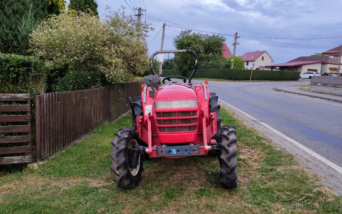 Malotraktor Yanmar s čelním nakladačem - 18