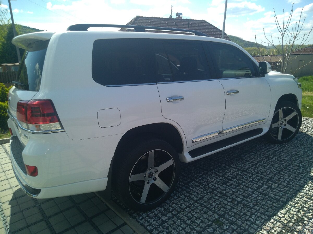 TOYOTA LANDCRUISER 200 V8 DIESEL Model 2021 R. V. 1O/2020 - 18