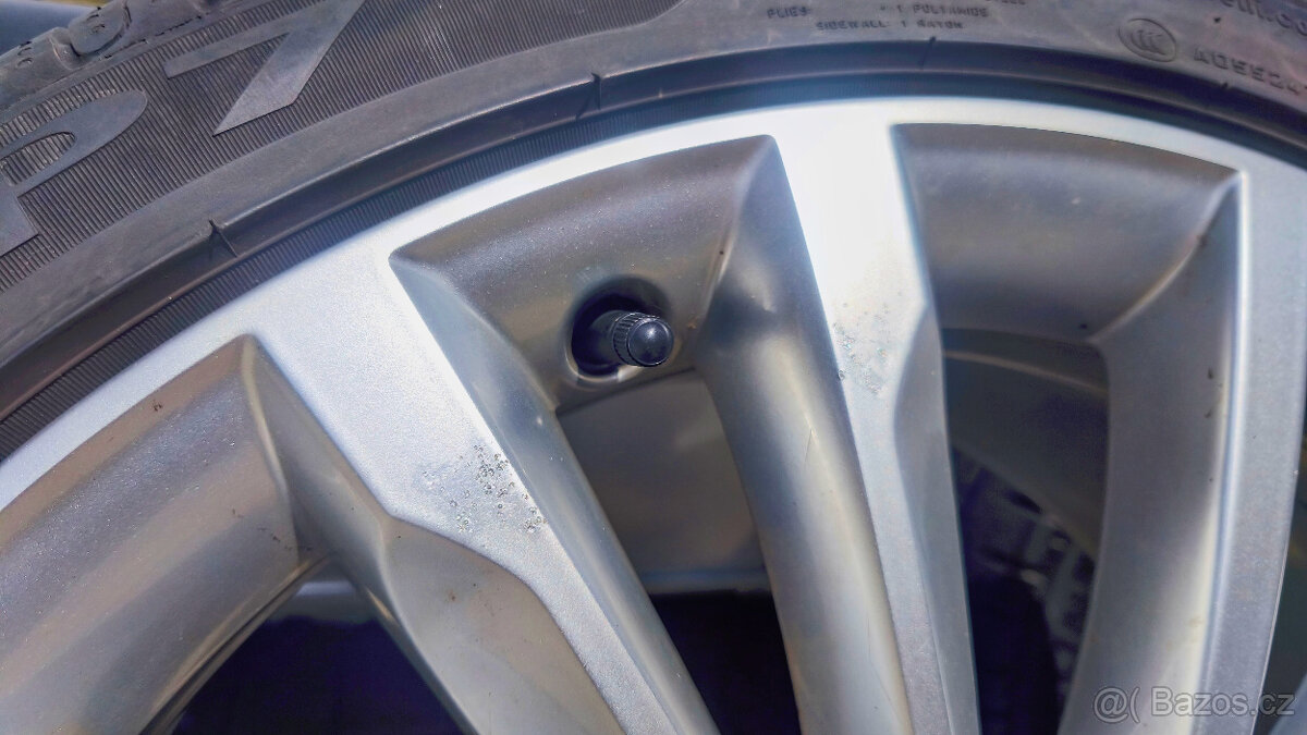 Sada alu kolaTrinity na Škoda Superb 3 letní pneu 235/40 R19 - 18