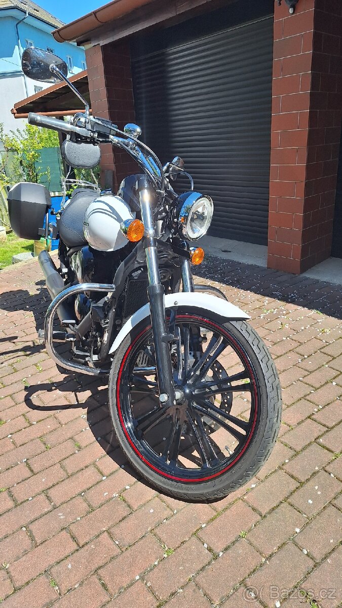 Kawasaki Vulcan 900 Custom - 18