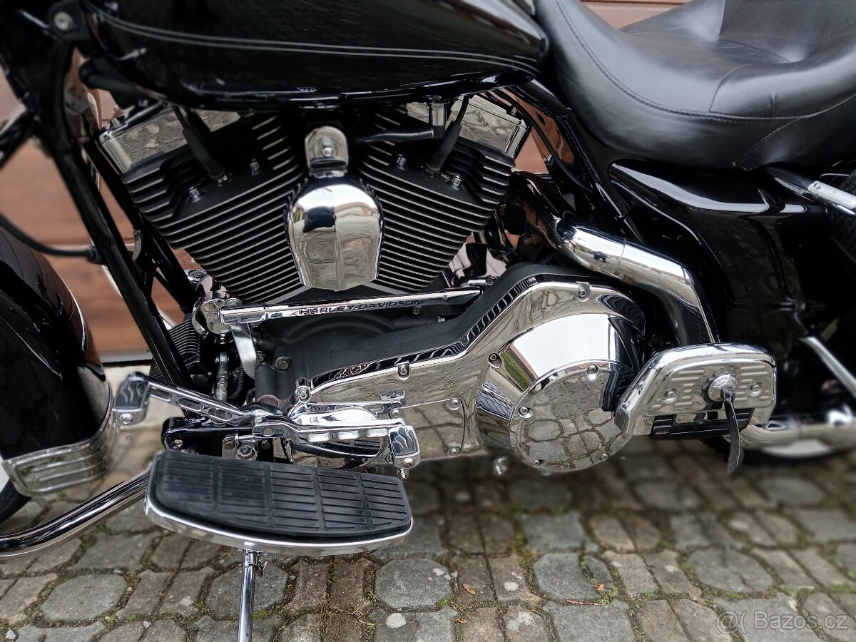 Harley-Davidson FLHRC Road King Classic 88 - 18