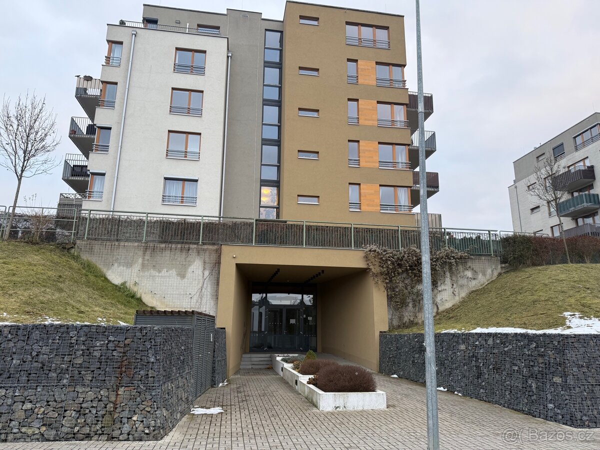 Prodej bytu 2+kk 59 m² s balkonem, garáží a sklepem - 18