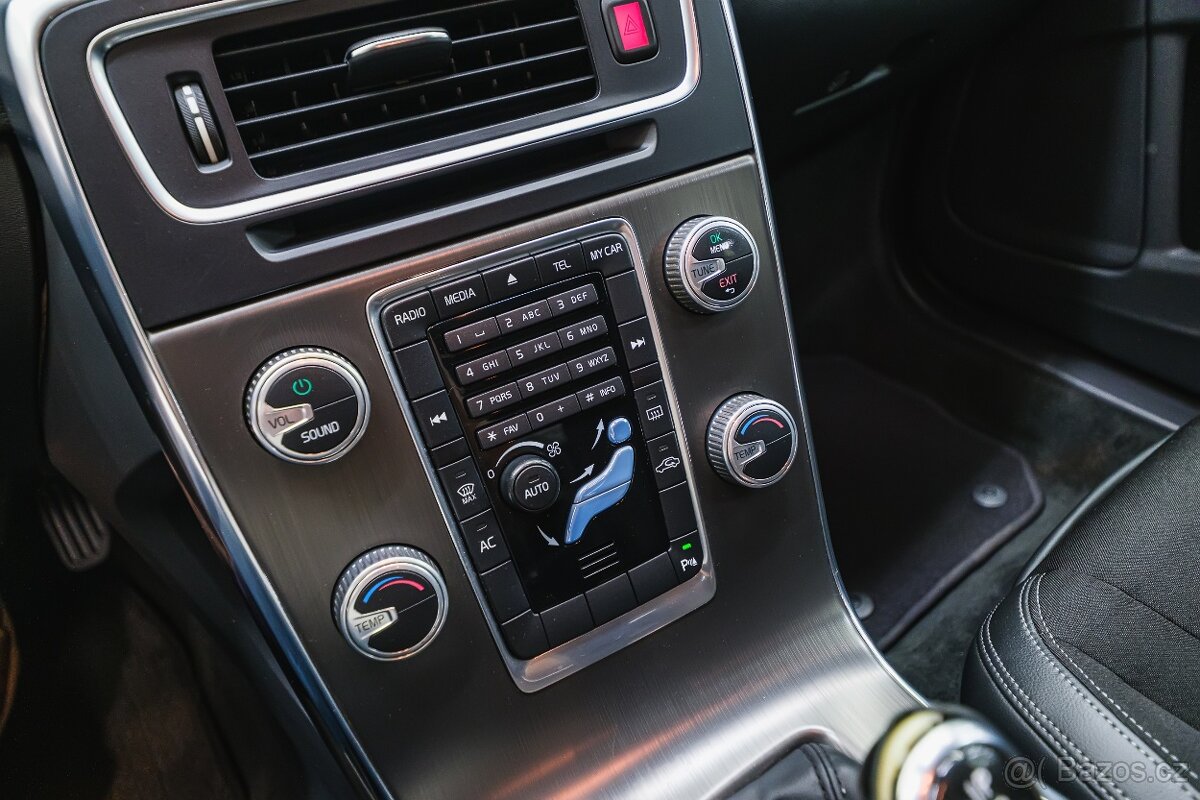 Volvo V60 2014 2.4 D4 AWD/AT 133 kW , tažné zařízení - 18