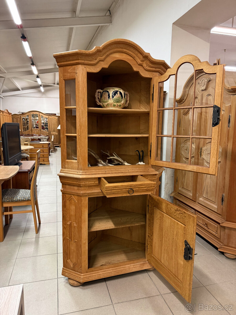 Rohová dubová prosklená vitrina- komplet masív - 18