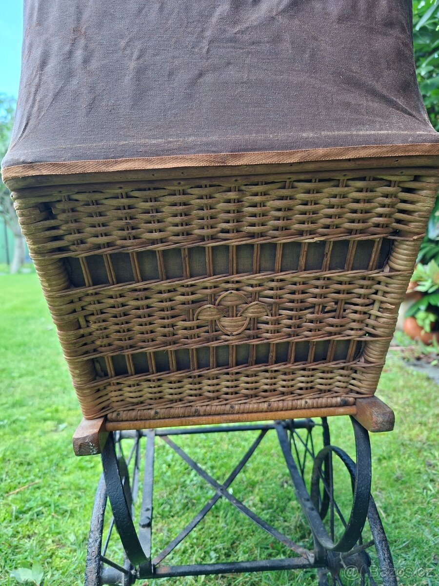 Starožitný kočárek pro panenky č. 950 - 18