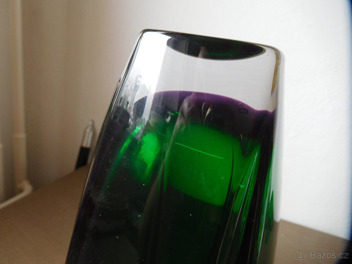 ZAJÍMAVÁ VÁZA - HUTNÍ SKLO - 18