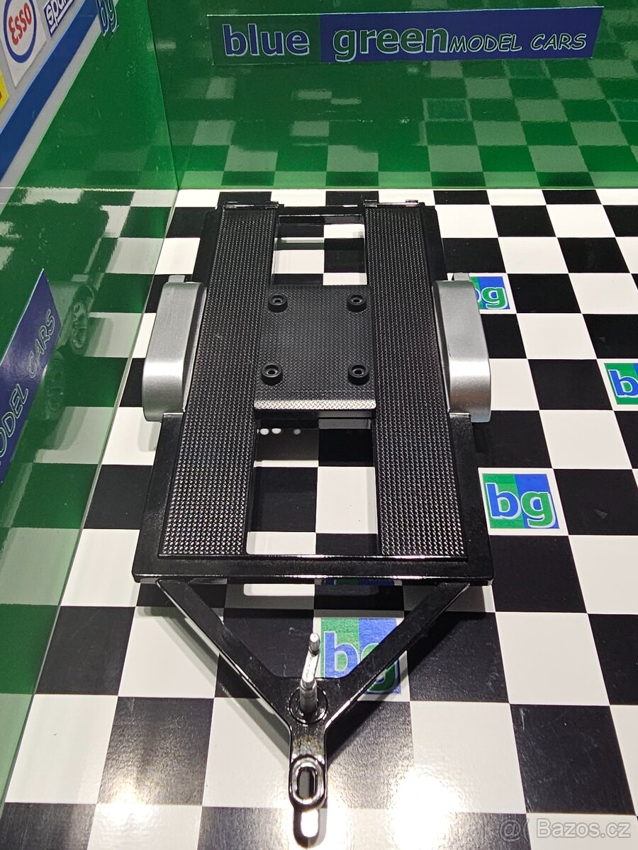 Ixo Models 1:18 naše sestava - 18