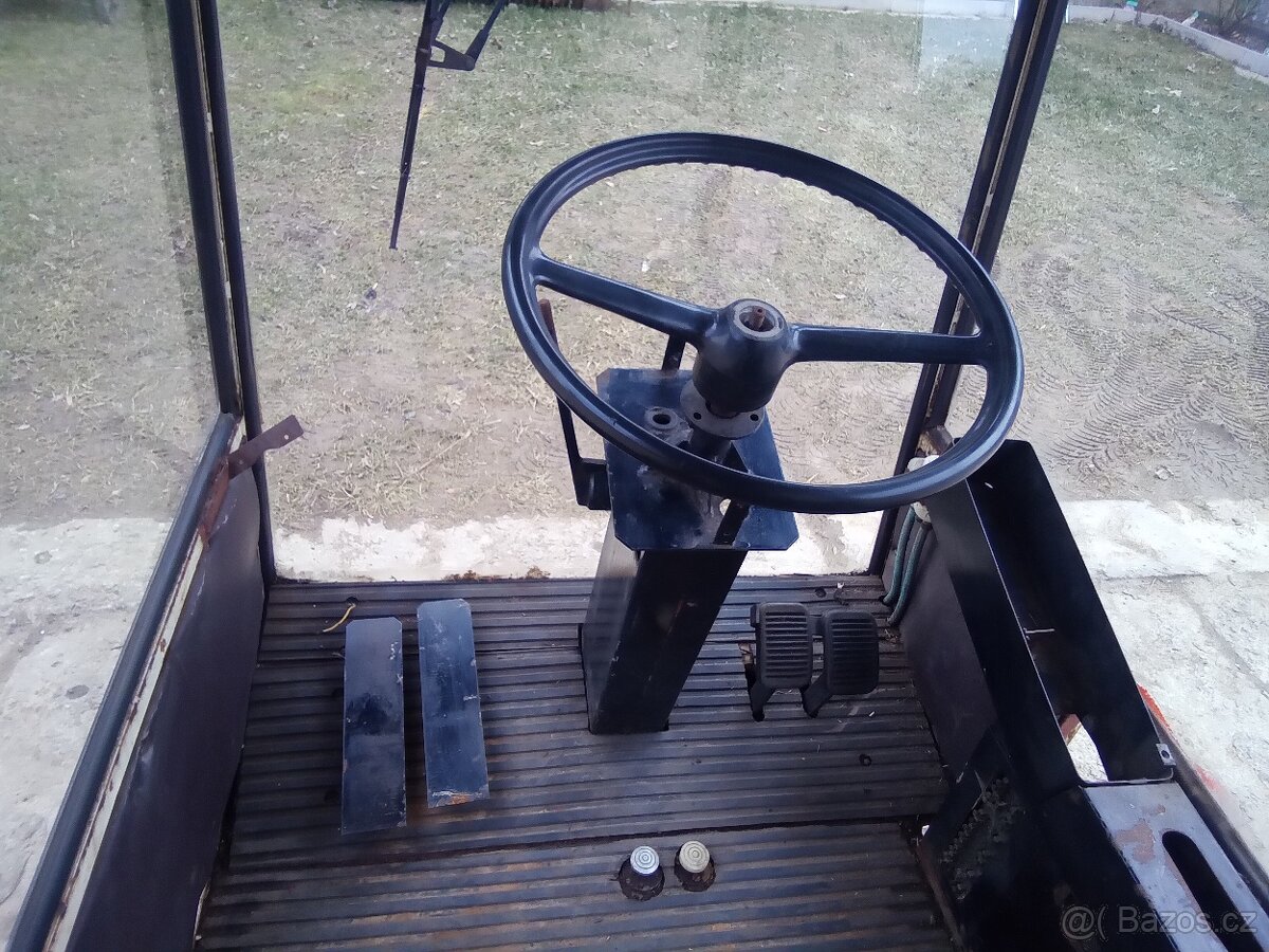 Kabina ze řezačky Toro - 18