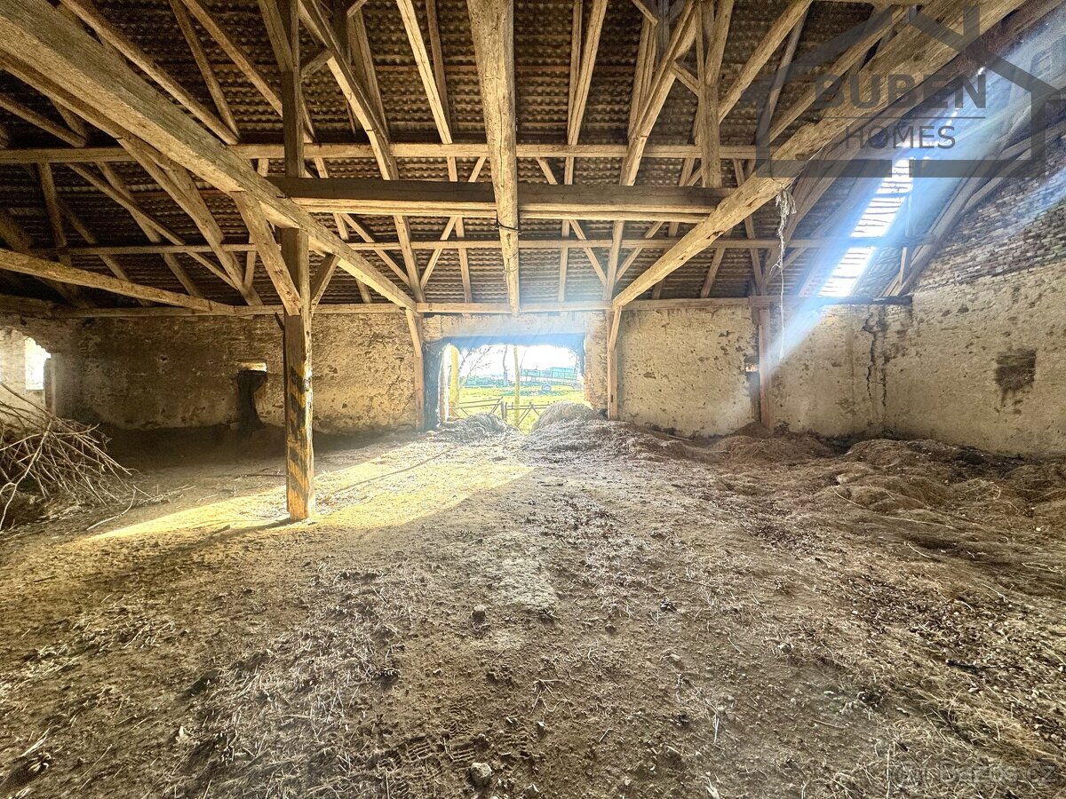 Stavební pozemek 10472 m² se zemědělskými budovami, Stráž - - 18