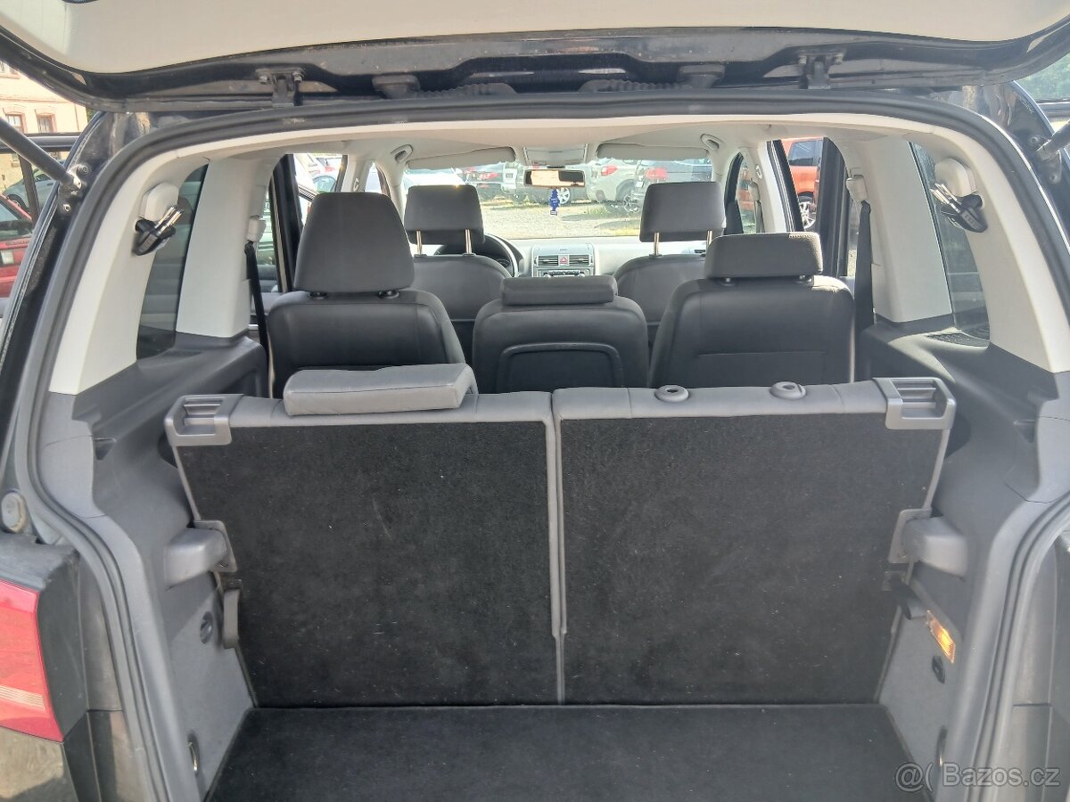 Volkswagen Touran, 1.4 TSI, 7 míst, r.v.2012 - 18