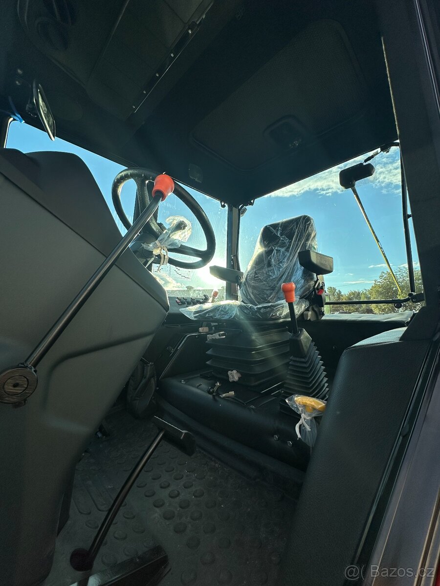 Traktor Belarus 820 s čelním nakladačem - 18