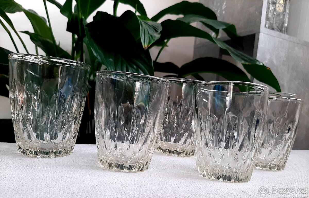 Skleněné poháry, misky, sklenice na kávu a jiné.. - 18