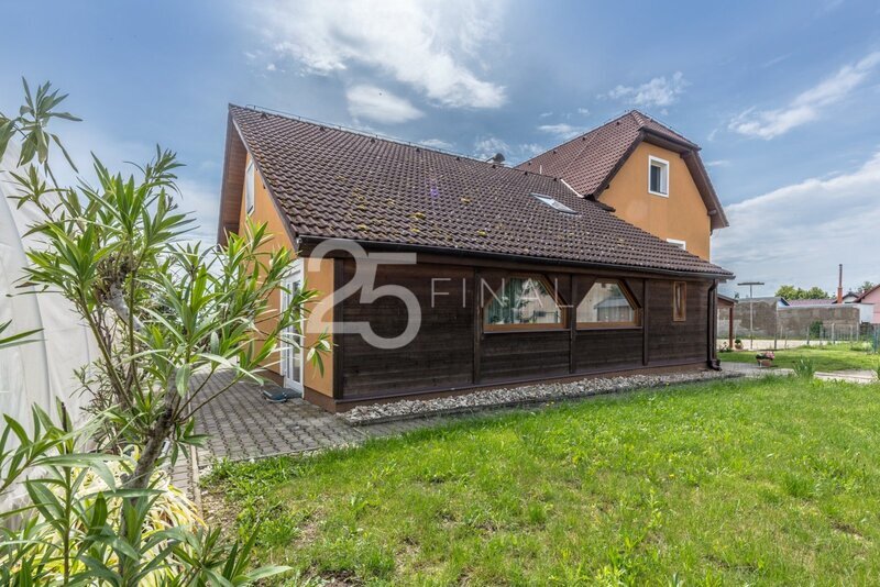 Prodej bytu 3+1+loft - 1/3 rodinného domu se zahradou ve Zví - 18