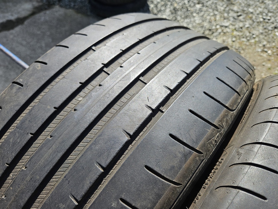 225/40R19 - 18