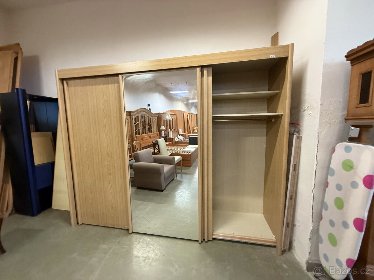 Třídveřová velká šatní skříň s posuvnými dveřmi - 18