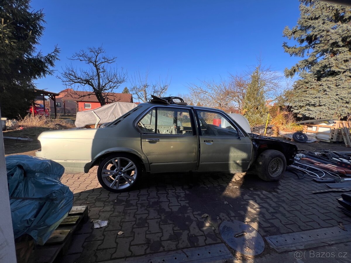 BMW E23 karoserie na kolech + díly - 18