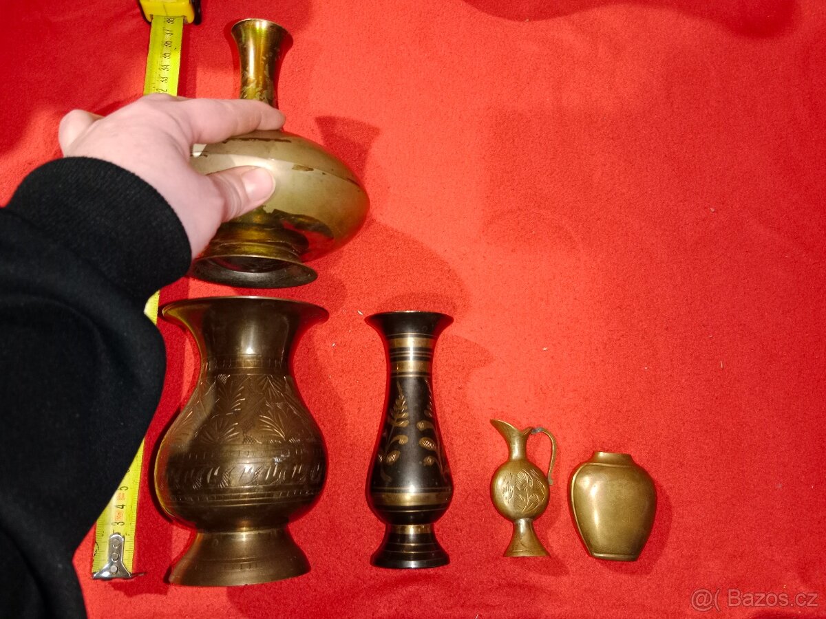 Vázy 30 ks - skleněné, porcelánové a mosazné - 18