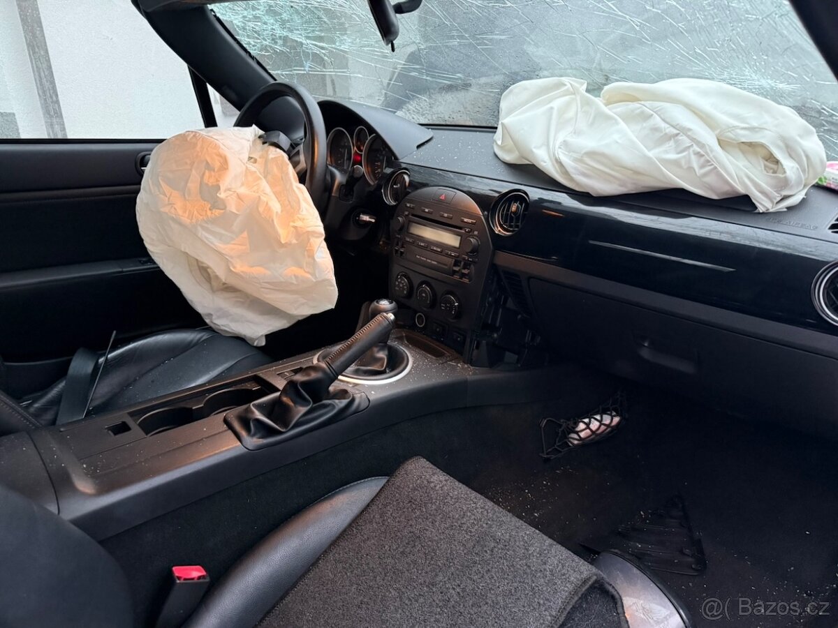 Mazda MX5 - NC - 2006 - 118kw najeto 48tis km - bouraná - 18