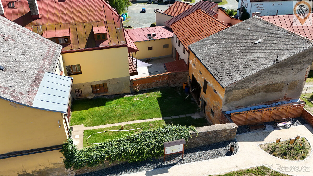 Rodinný dům se stodolou a uzavřeným dvorem a zahradou, Poběž - 18