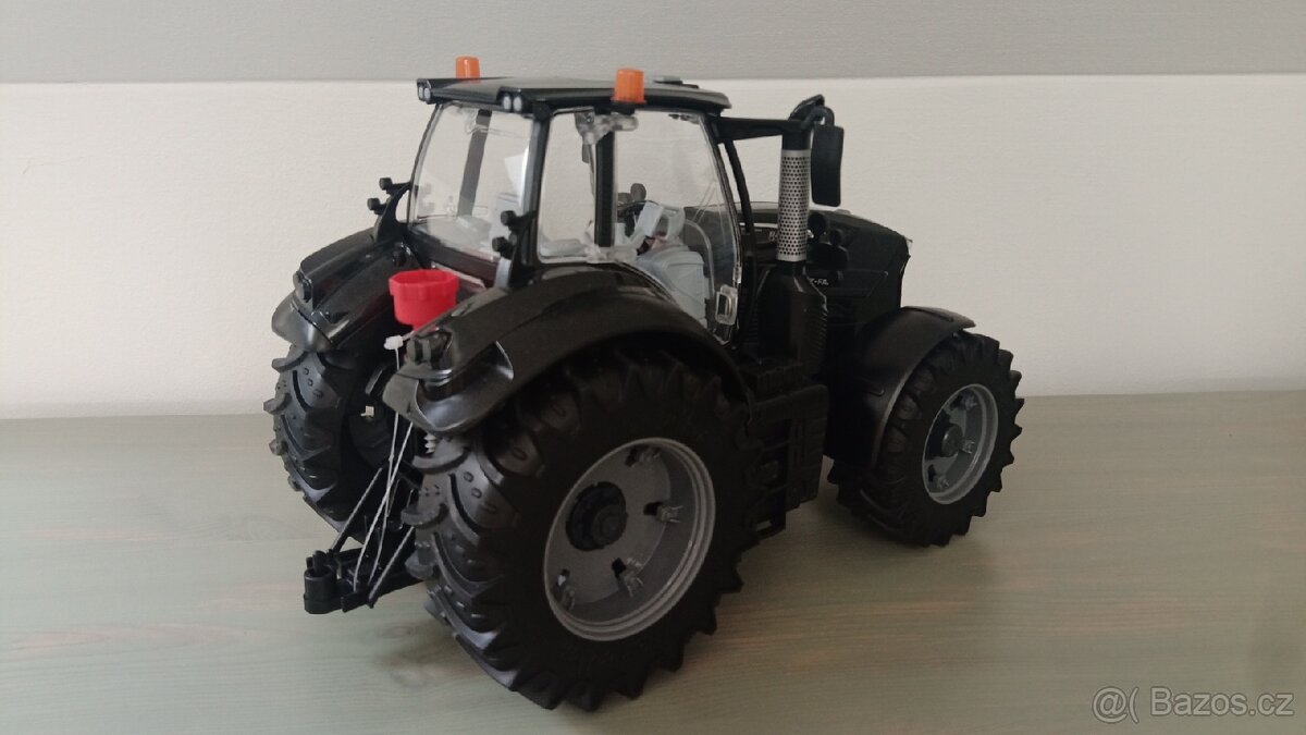 BRUDER TRAKTOR 1:16 - 18