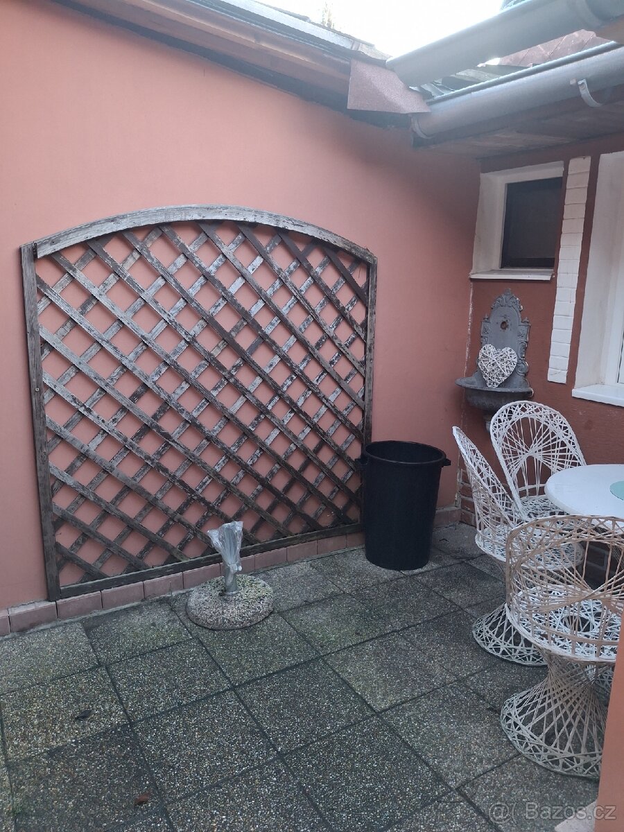 PRONAJMU KRÁSNÝ A SLUNNÝ ZAŘÍZENÝ BYT S VENKOVNÍM POSEZENÍM - 18