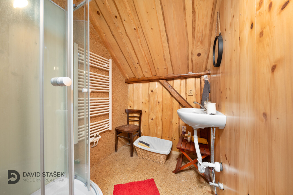 Prodej obrovského domu s různými způsoby využití hned nad Pa - 18