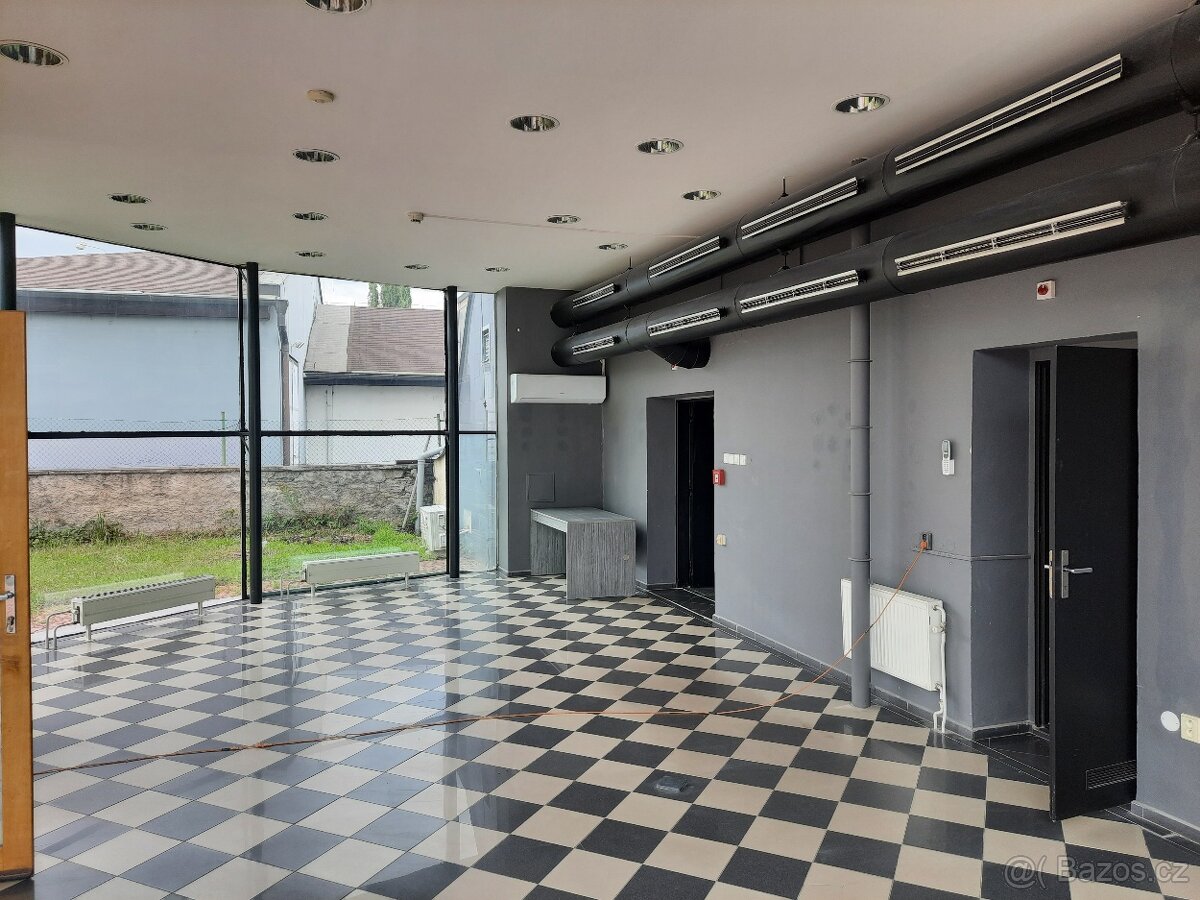 Prosklená prodejna se skladem v Kolíně - 18