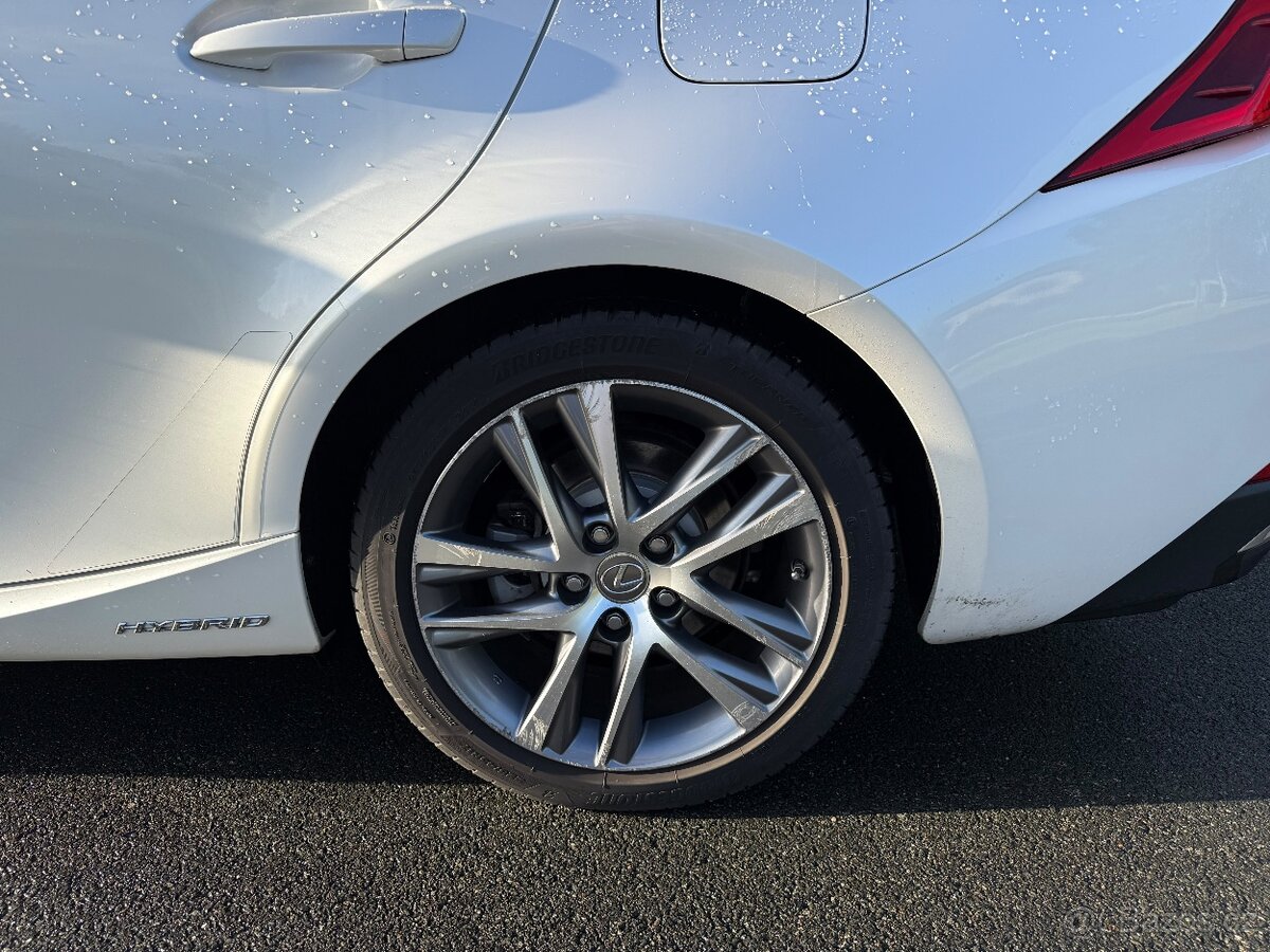 Lexus IS 300h - 18