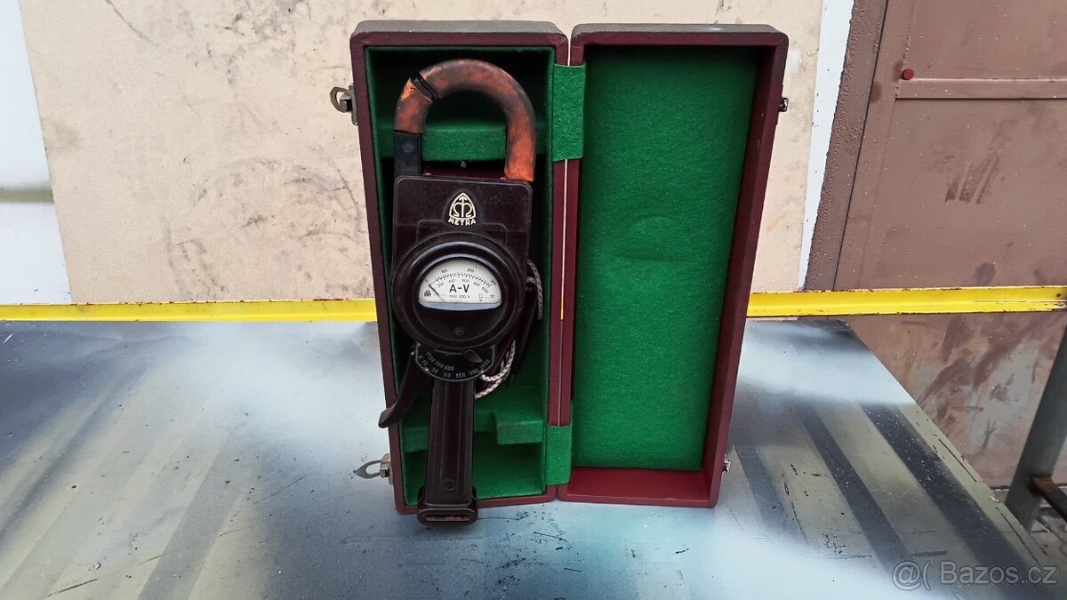 Porcelán cibulák,knihy ,měřáky. - 18