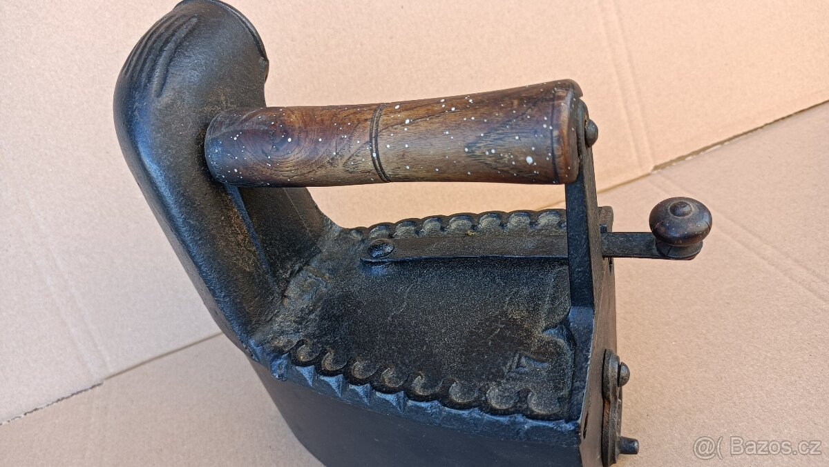 Stará orig. atypická žehlička s komínem. Krásná do sbírky - 18