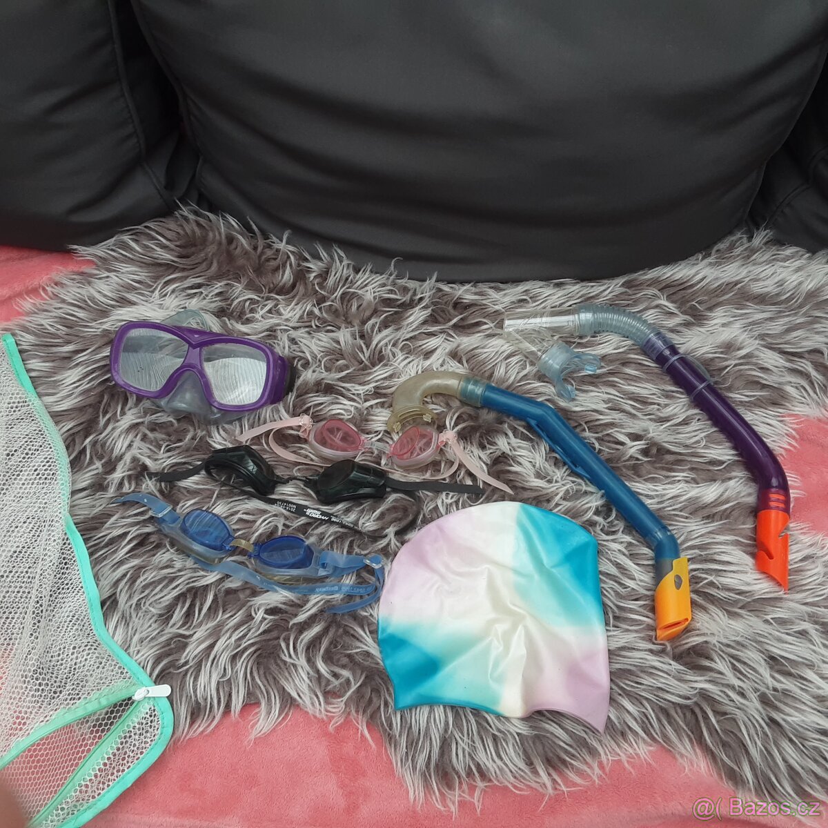 Různé hračky, knihy, obleceni - 18