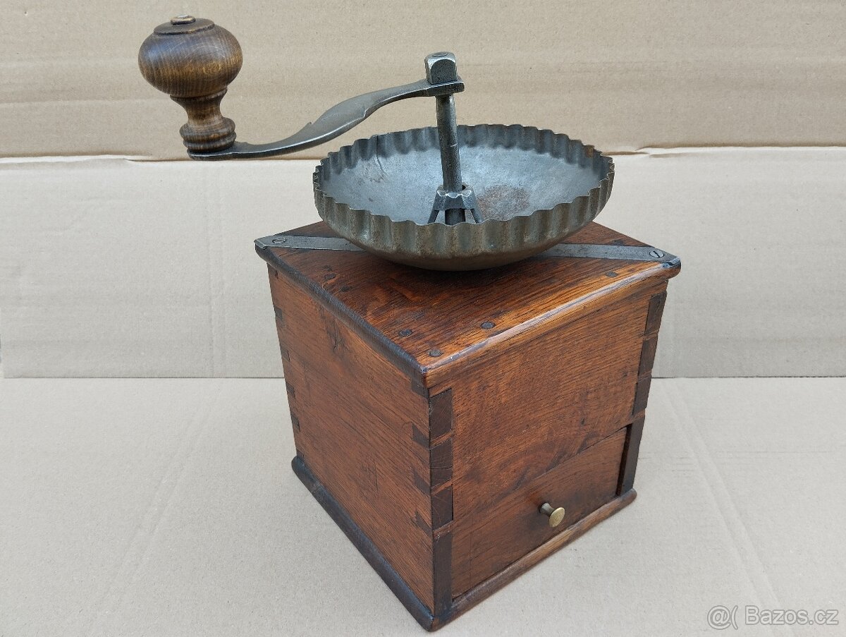 Obrovský velice zajímavy a velmi starý mlýnek na kávu - 18