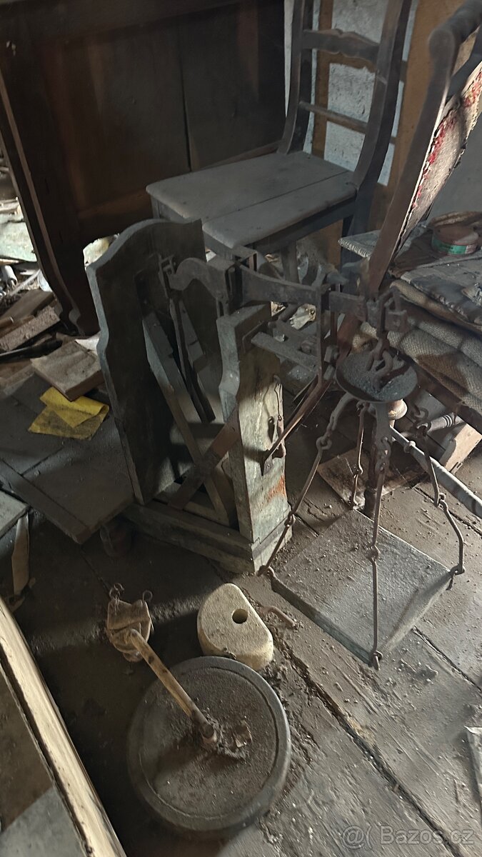 Starožitný stůl se skříní a menší stůl - 18