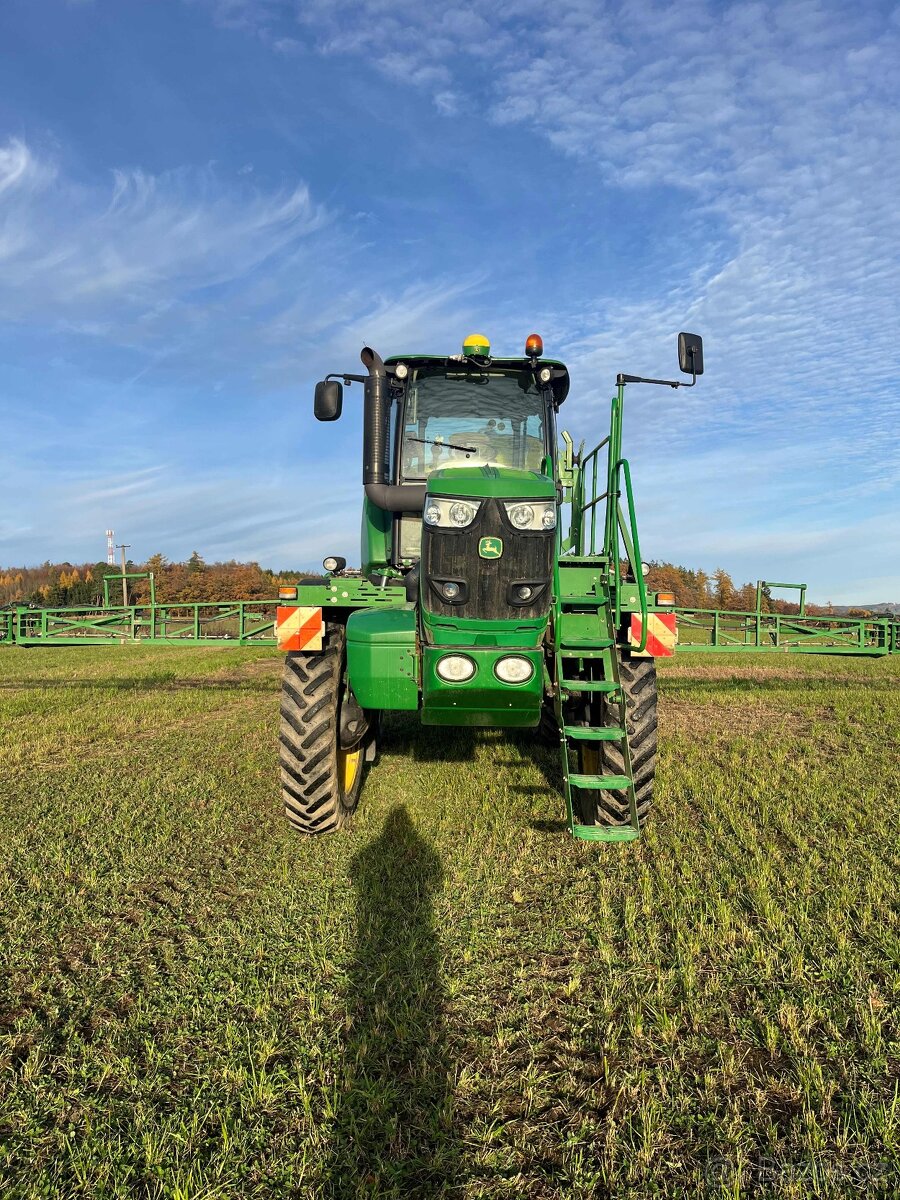 samochodný postřikovač JD R4040i - 18