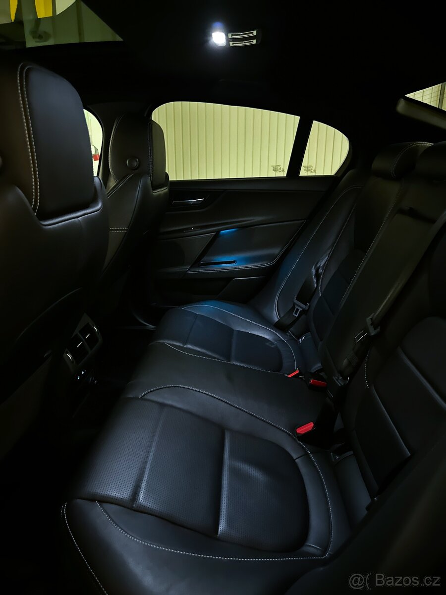 Jaguar XE 2.0D AWD R-SPORT - 18