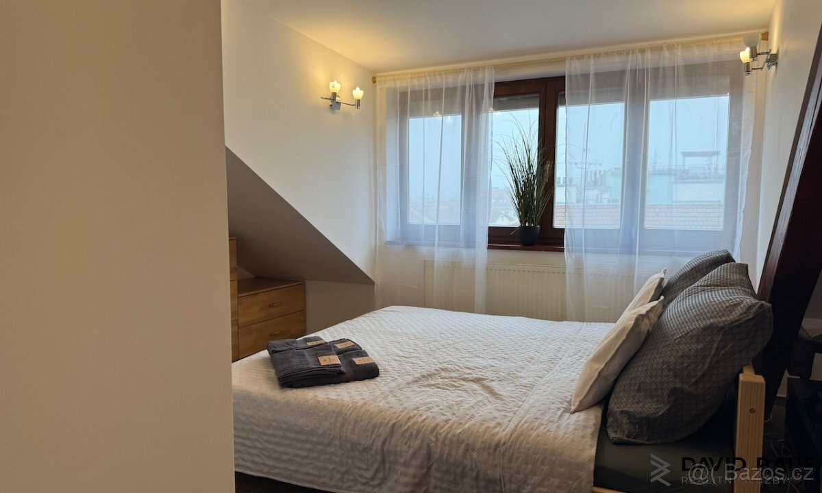 Pronájem zařízeného podkrovního bytu 1+kk (61m²), ul. Gorkéh - 18