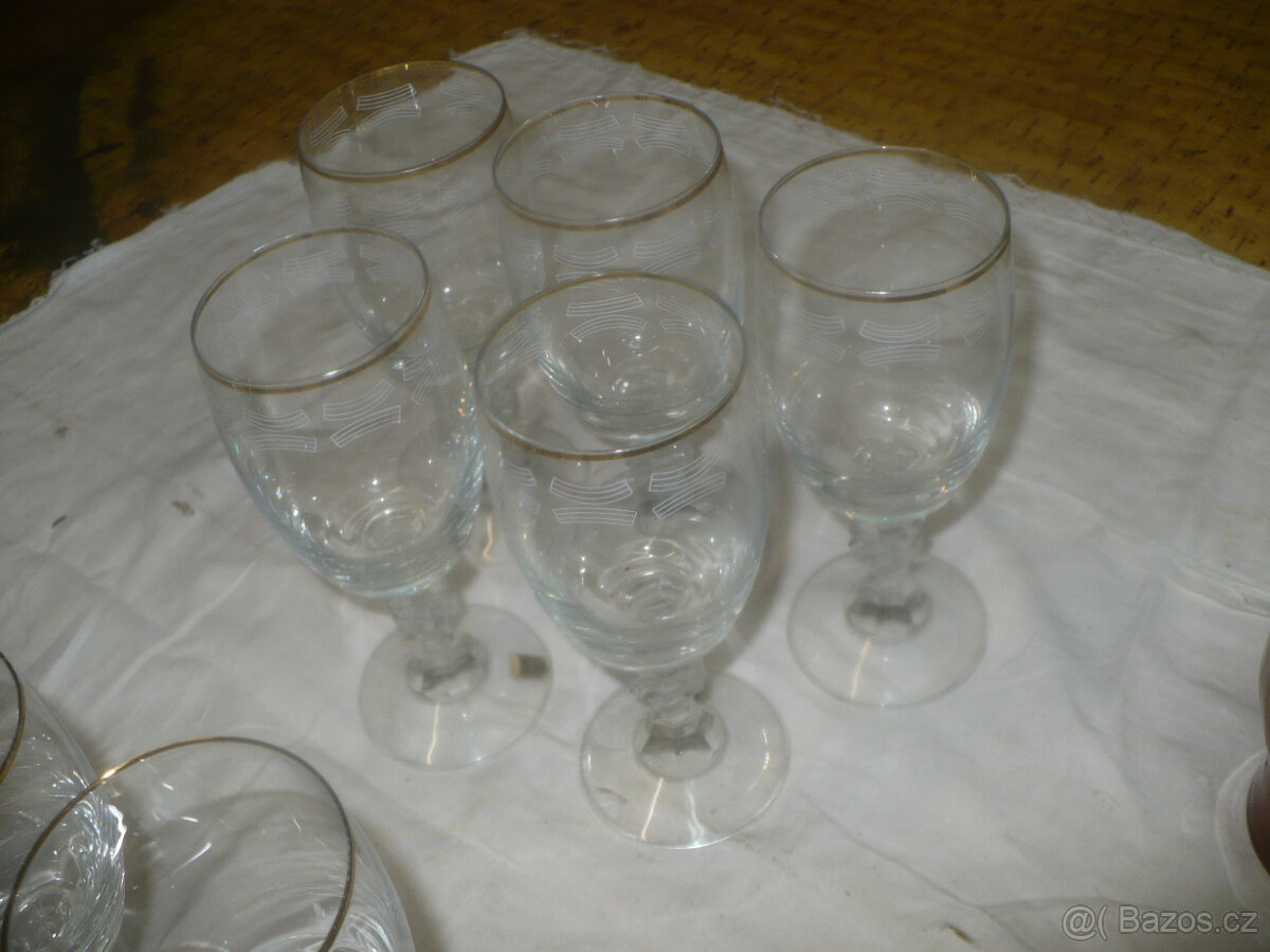 talíře, čajový servis,skleničky na víno,vysavač - 18