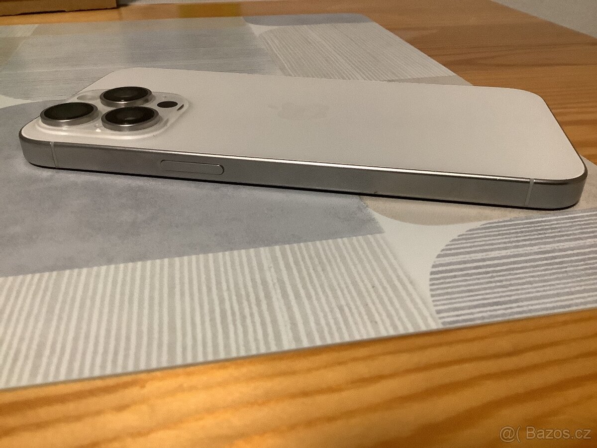 iPhone 15 Pro Max 256gb stříbrný Titan - 18