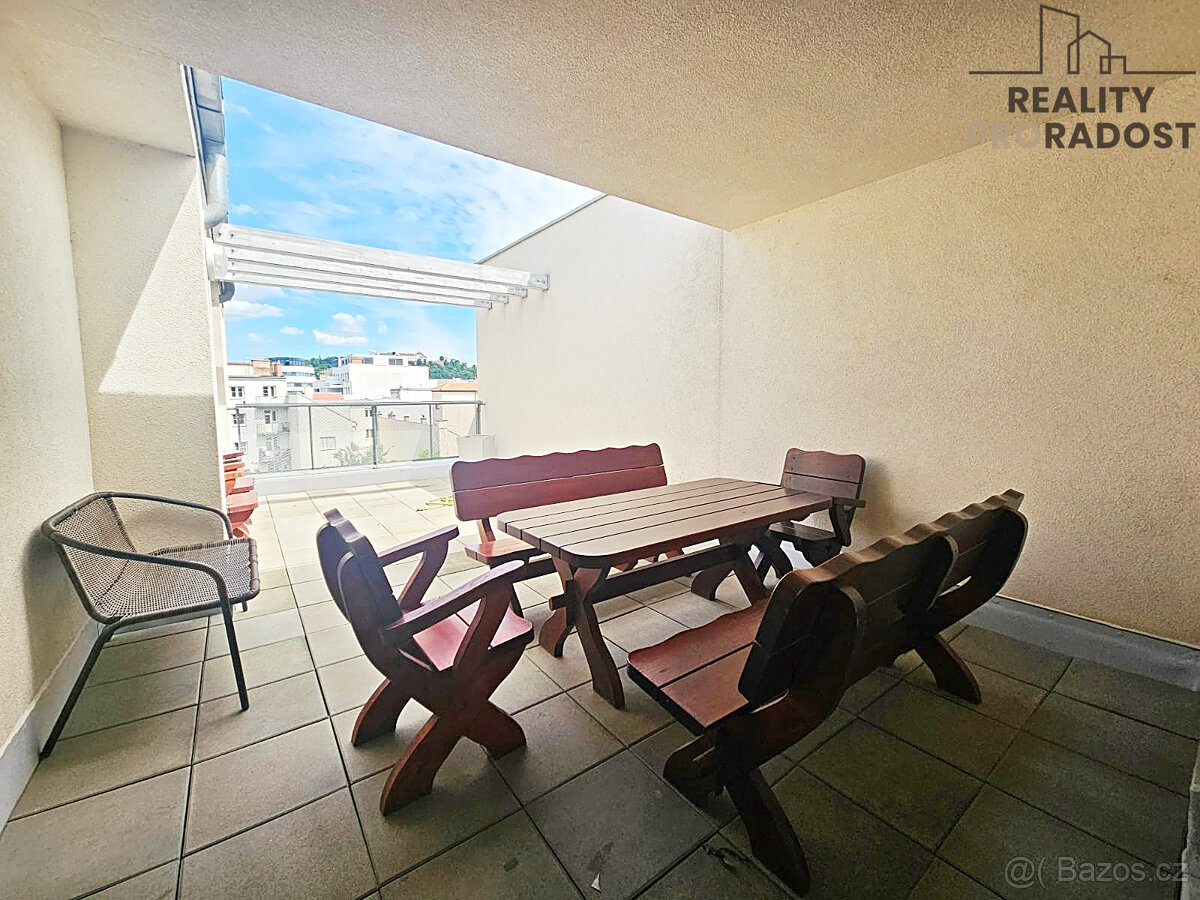 Pronájem reprezentativní kanceláře s terasou 10 m2 a parkova - 18