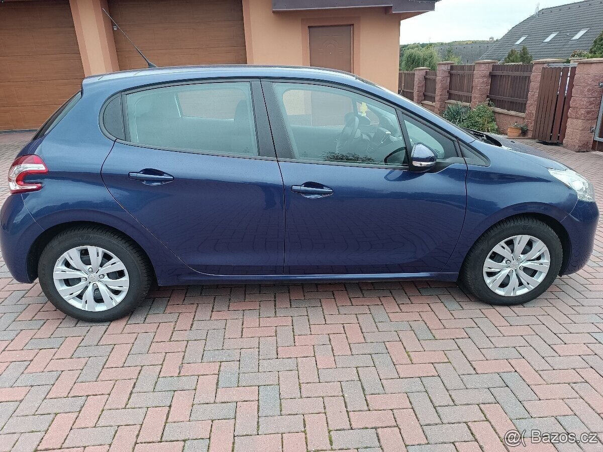 Peugeot 208, najeto 61 TKM, metal. lak, motor 1,2 benzin - 18