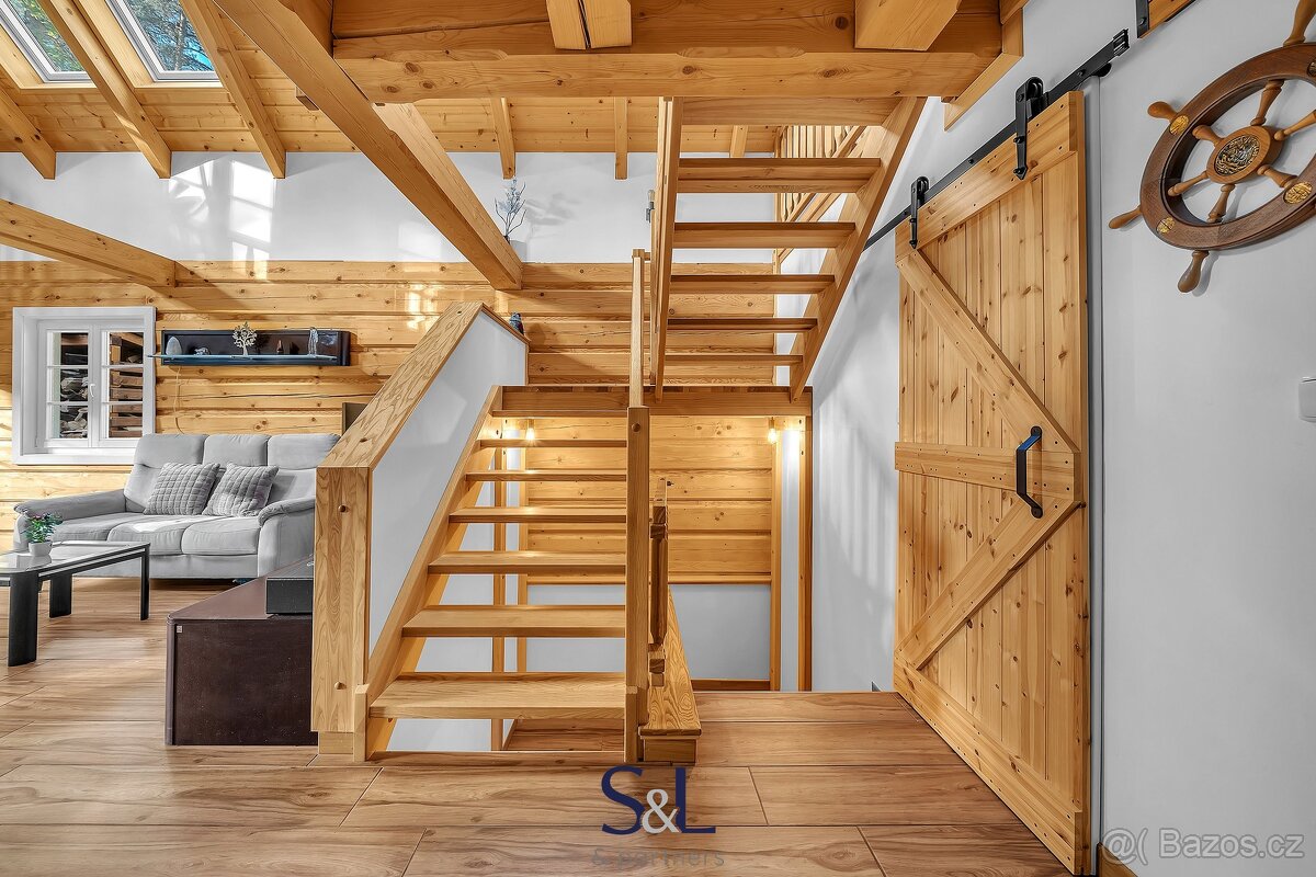 Dvě roubené novostavby na jednom pozemku s fotovoltaikou – ú - 18