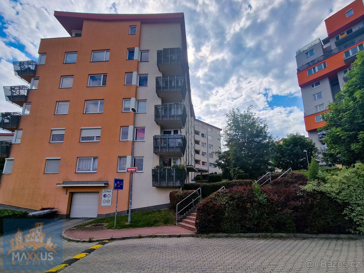 Pronájem světlého bytu 2+kk (52 m2) s balkonem, sklepem a GS - 18